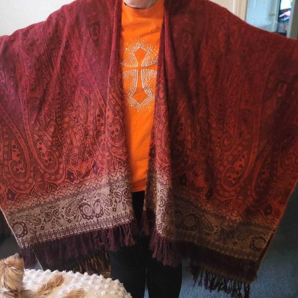 Women's cape/shawl with fringe